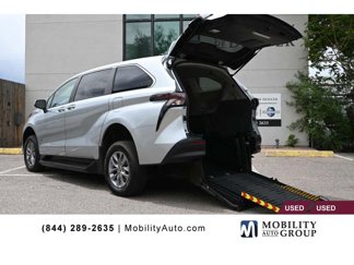 Used 2023 Toyota Sienna LE image 1