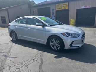 Used 2017 Hyundai Elantra SE image 1