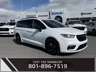 New 2025 Chrysler Pacifica Premium image 1