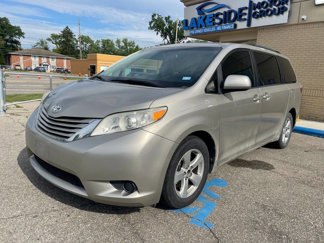 Used 2017 Toyota Sienna LE image 1