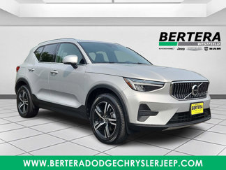 Used 2025 Volvo XC40 B5 Core image 1