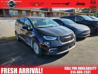 Used 2024 Chrysler Pacifica Touring-L image 1