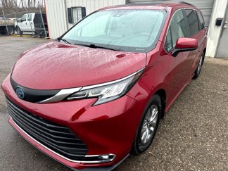 Used 2022 Toyota Sienna XLE image 1
