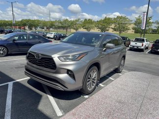 Used 2025 Toyota Highlander XLE image 1