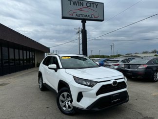 Used 2021 Toyota RAV4 LE image 1