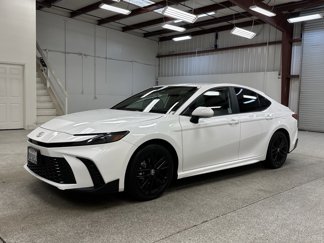Used 2025 Toyota Camry SE image 1