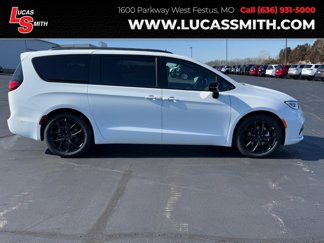 New 2025 Chrysler Pacifica Limited w/ Uconnect Theater Family Group image 1