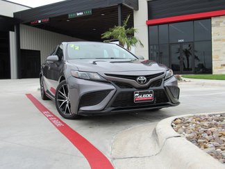 Used 2022 Toyota Camry SE image 1