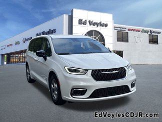 Used 2024 Chrysler Pacifica Limited w/ Uconnect Theater Family Group image 1