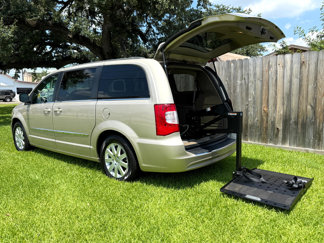 Used 2013 Chrysler Town & Country Touring image 1