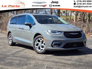 Used 2023 Chrysler Pacifica Limited image 1