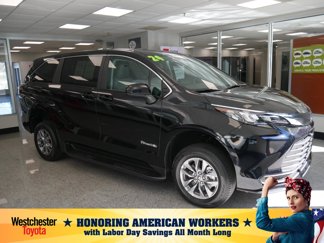 Used 2025 Toyota Sienna LE image 1