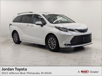 Used 2023 Toyota Sienna XLE image 1