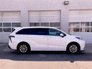 Used 2024 Toyota Sienna LE image 1