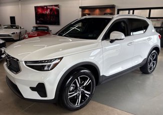Used 2025 Volvo XC40 B5 Core image 1