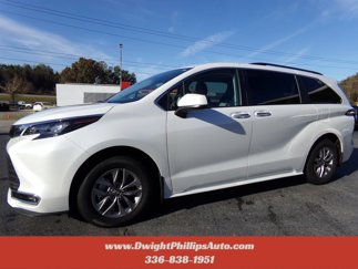 Used 2024 Toyota Sienna XLE image 1