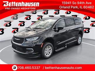 Used 2025 Chrysler Pacifica Select image 1