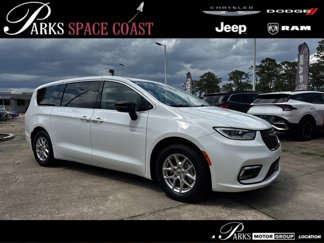 Used 2024 Chrysler Pacifica Touring-L image 1