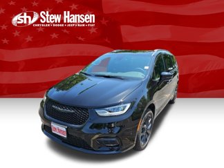 New 2025 Chrysler Pacifica Limited image 1