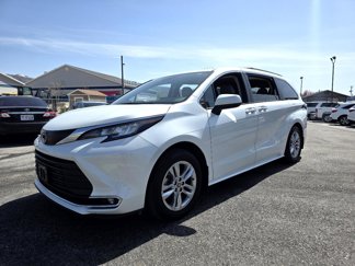 Used 2023 Toyota Sienna XLE w/ XLE Plus Package image 1