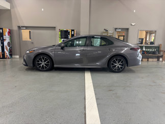 Used 2021 Toyota Camry SE image 1