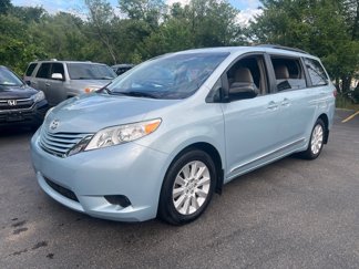 Used 2015 Toyota Sienna LE image 1