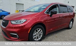 Used 2024 Chrysler Pacifica Touring-L image 1