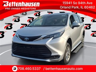 Used 2024 Toyota Sienna LE image 1