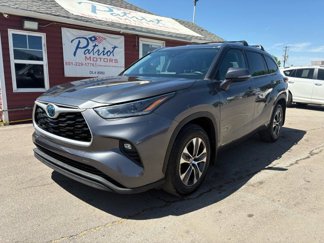 Used 2021 Toyota Highlander XLE image 1