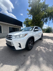 Used 2019 Toyota Highlander LE image 1