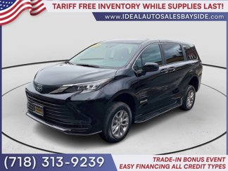 Used 2025 Toyota Sienna LE image 1