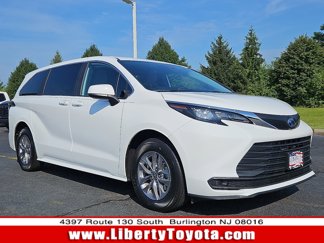 Used 2025 Toyota Sienna LE image 1