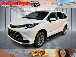 Used 2025 Toyota Sienna LE image 1