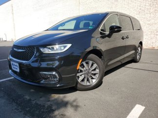 Used 2025 Chrysler Pacifica Select image 1
