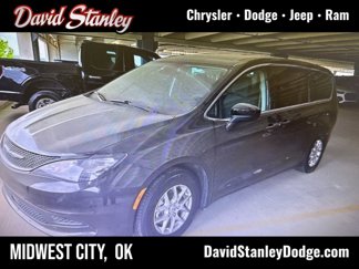 Used 2023 Chrysler Voyager LX image 1