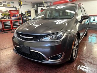 Used 2017 Chrysler Pacifica Limited w/ Tire & Wheel Group image 1