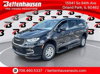 Used 2025 Chrysler Pacifica Select image 1