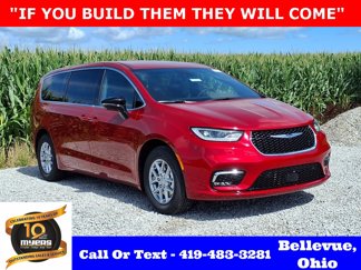 New 2025 Chrysler Pacifica Select image 1