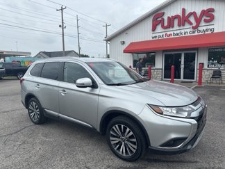 Used 2020 Mitsubishi Outlander SE image 1