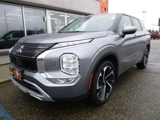 Used 2024 Mitsubishi Outlander SE image 1