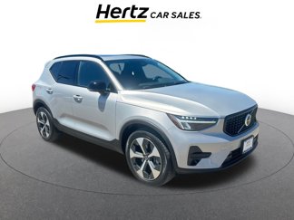 Used 2024 Volvo XC40 B5 Core image 1