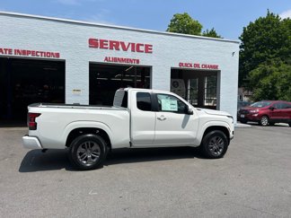Used 2025 Nissan Frontier SV image 1