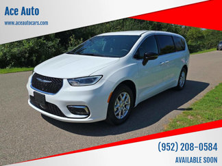 Used 2025 Chrysler Pacifica Select image 1
