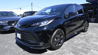 Used 2025 Toyota Sienna XLE Woodland Edition image 1