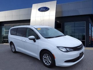 Used 2023 Chrysler Voyager LX image 1