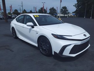 Used 2025 Toyota Camry SE image 1