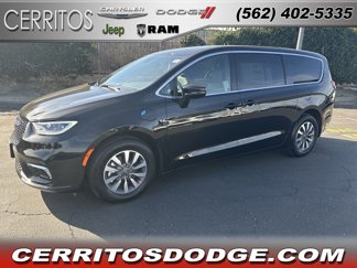 New 2025 Chrysler Pacifica Select image 1