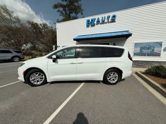 Used 2022 Chrysler Voyager LX image 1