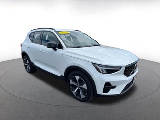 Used 2024 Volvo XC40 B5 Core image 1