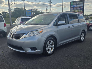 Used 2013 Toyota Sienna LE image 1